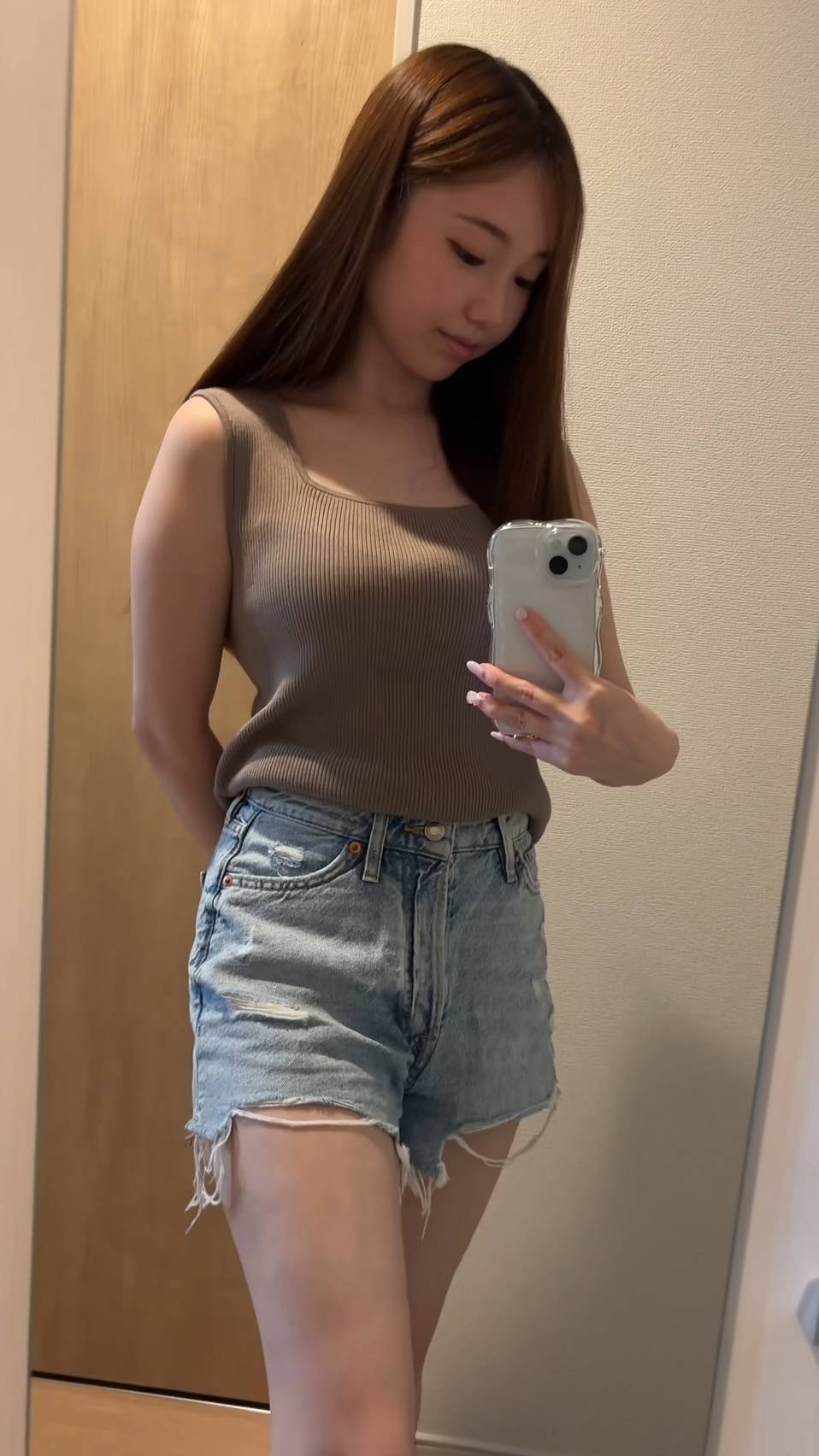 鏡越しでの自撮りスタイルアピール｜ウエスト｜ダイエット｜痩身｜