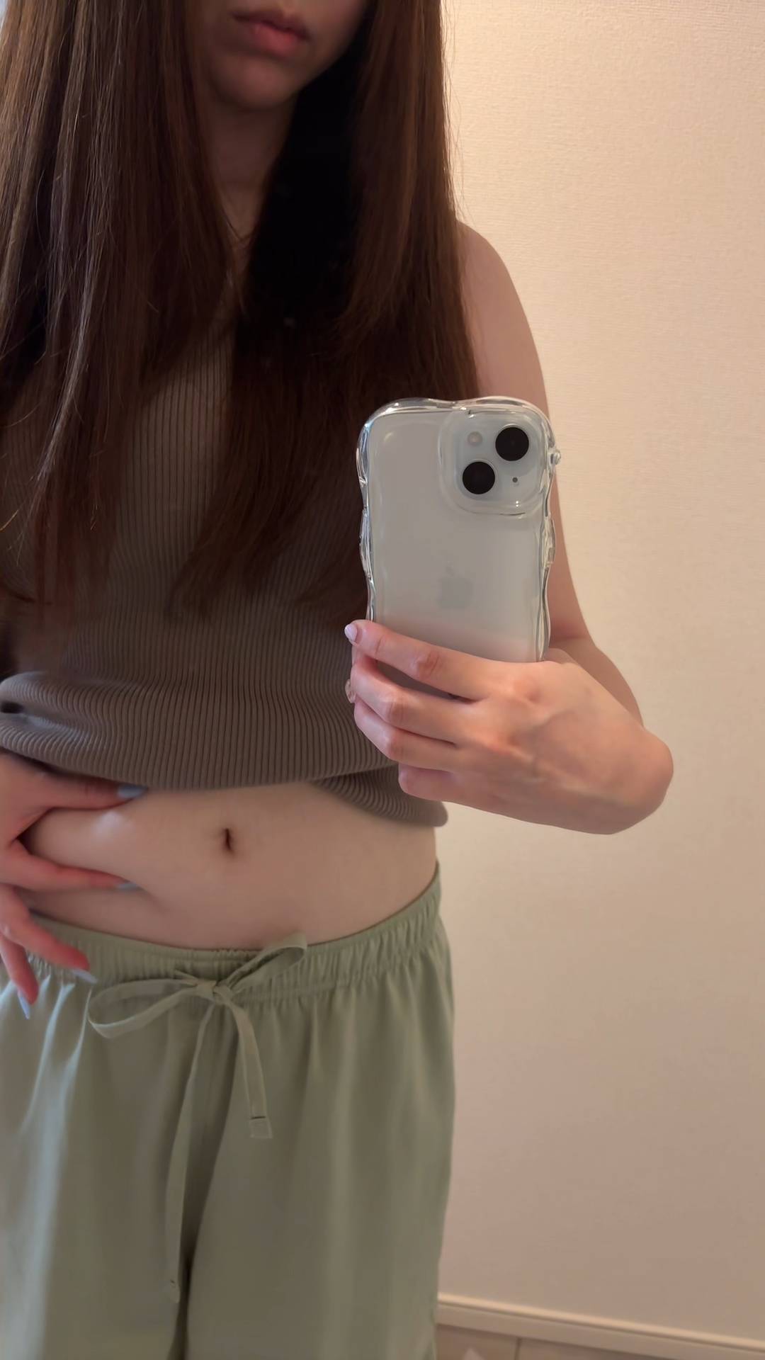 お腹つまむ女性(他撮り)｜ダイエット｜痩身｜ぽっちゃり｜肥満