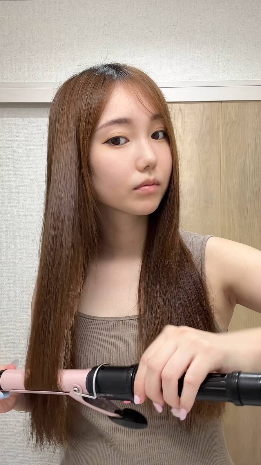 髪の毛をアイロンで巻く女性｜ヘアケア｜マッチングアプリ｜デート