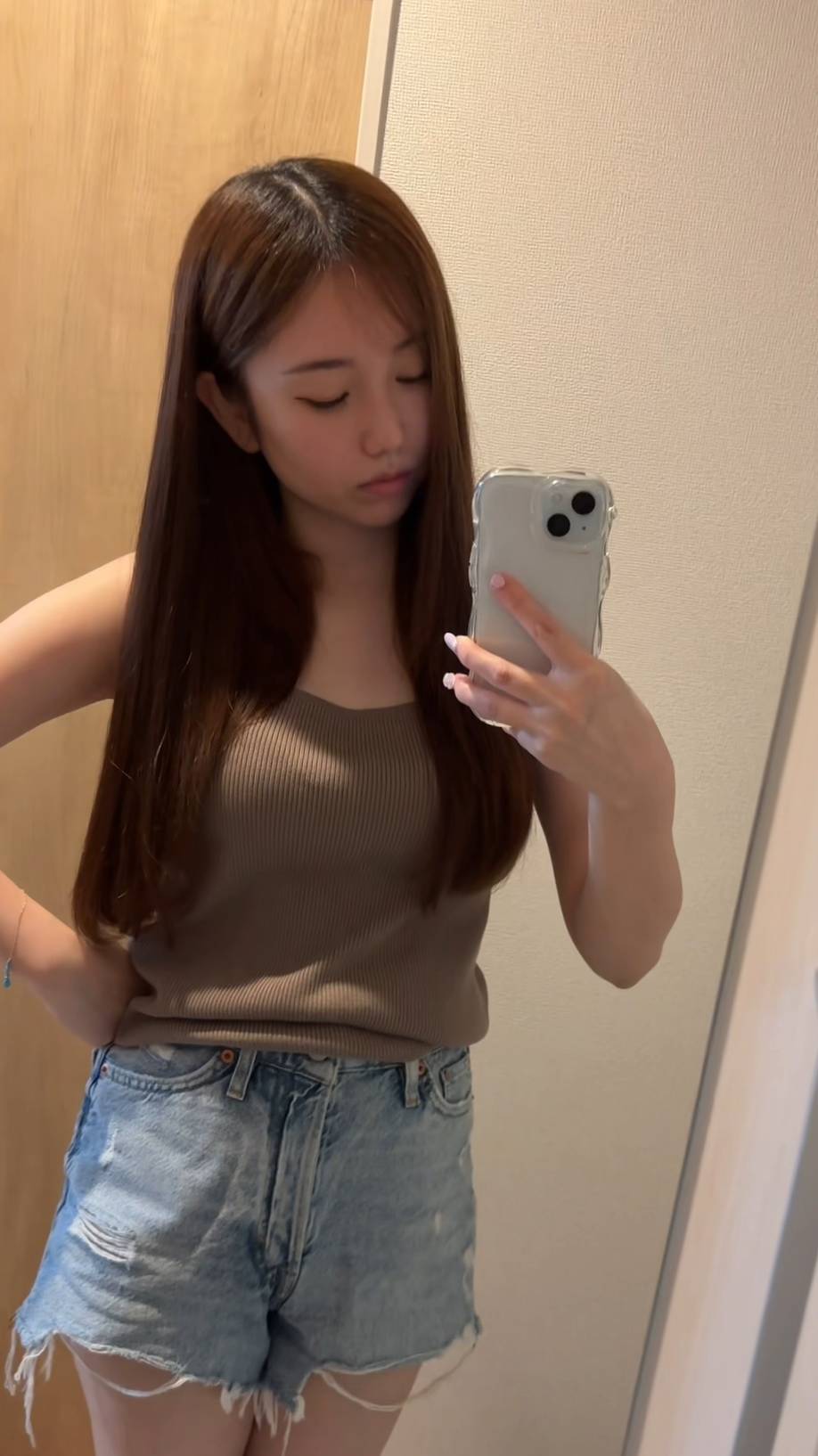 スタイルに不満げな女性｜ダイエット｜痩身