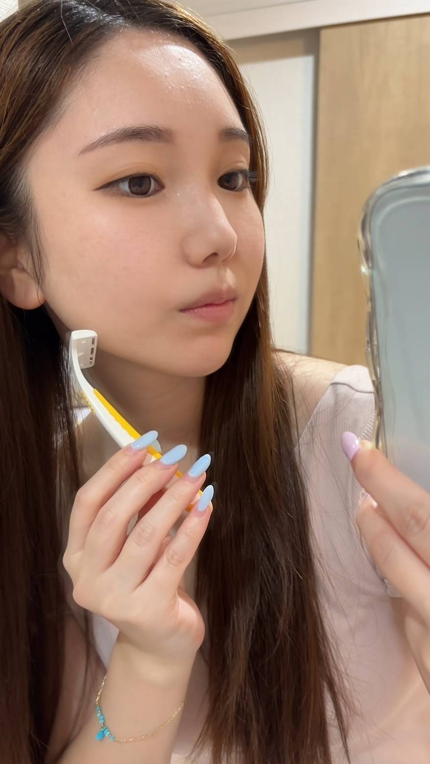 顔の産毛を処理(剃)する女性｜脱毛｜美容