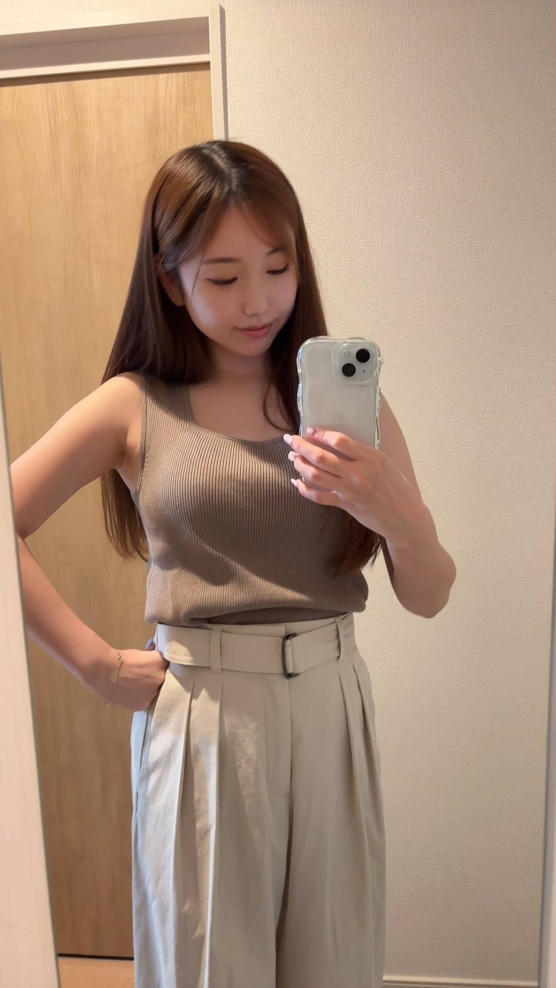 全身鏡でファッションチェックする女性｜マッチングアプリ｜デート