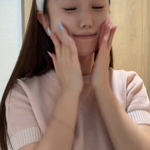 スキンケアする女性｜毛穴ケア｜脱毛｜美容