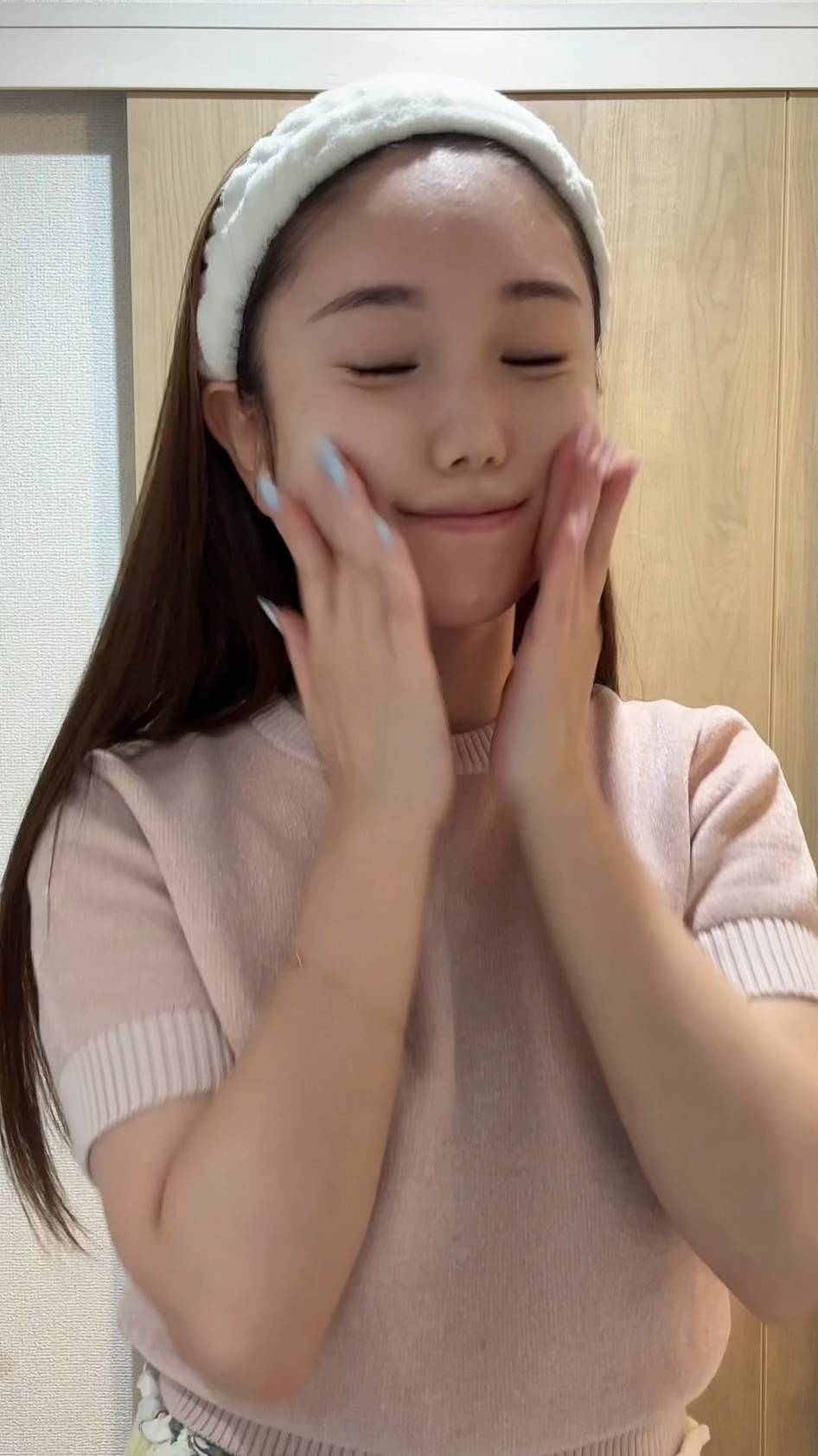 スキンケアする女性｜毛穴ケア｜脱毛｜美容