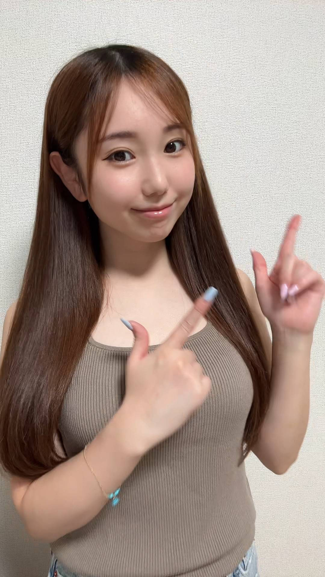 左右に指差しする女性｜ポーズ｜矢印