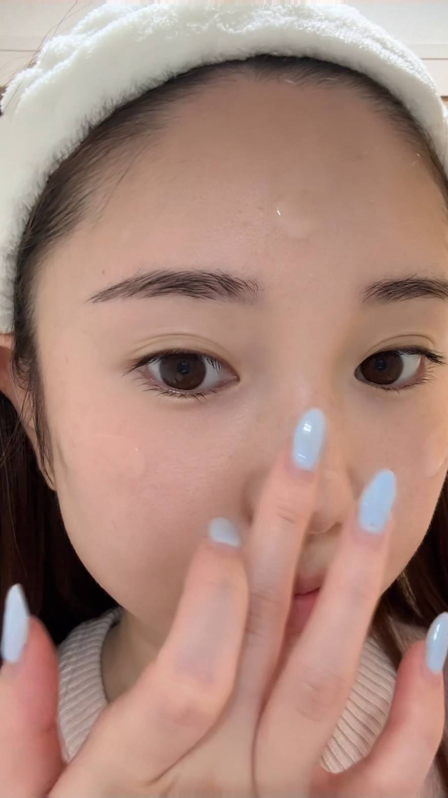 美容液を塗る女性｜スキンケア｜美肌｜美容｜洗顔｜クレンジング