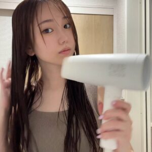 ドライヤーで髪の毛を乾かす女性2｜ヘアケア｜髪