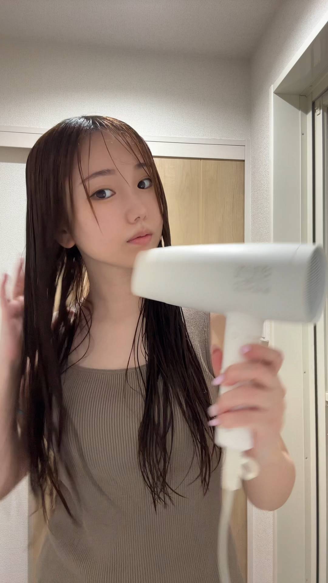 ドライヤーで髪の毛を乾かす女性2｜ヘアケア｜髪