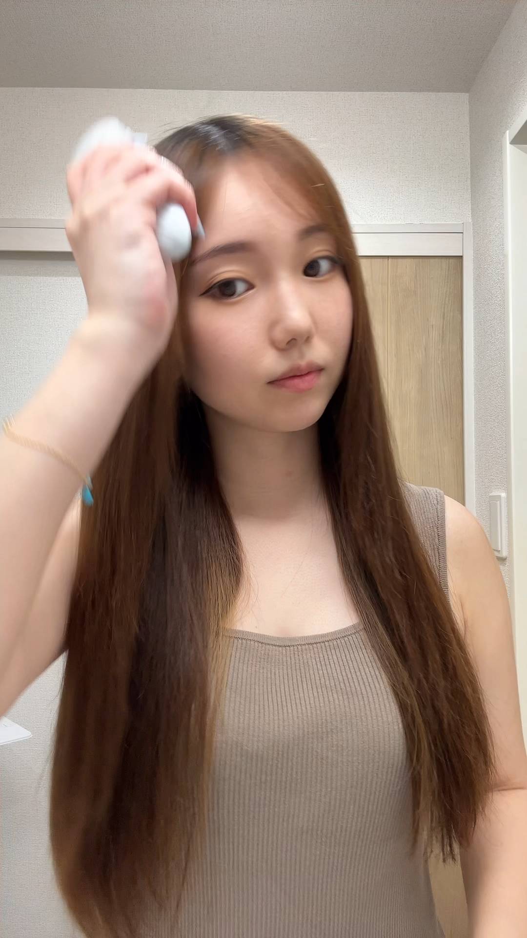 くしで髪をとく女性｜ヘアケア