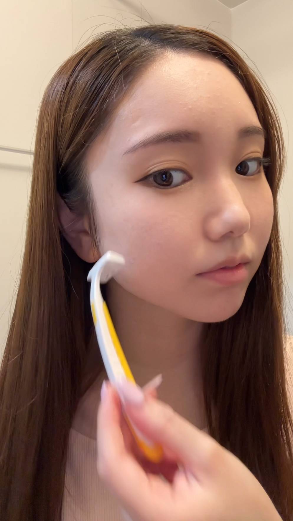 (正面)顔の産毛処理する女性｜脱毛｜美容