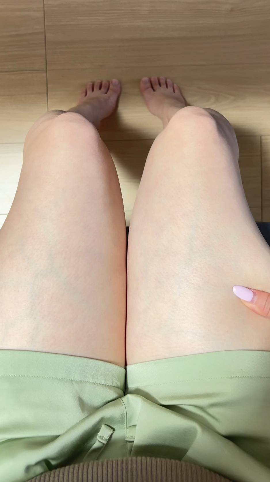 太ももが気になる叩いたりつまむ女性｜ダイエット｜痩身｜肥満｜脚痩せ