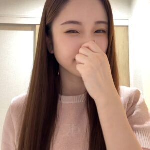 鼻をつまんでくさそうにする｜臭いケア｜口臭｜ホワイトニング｜デンタルケア