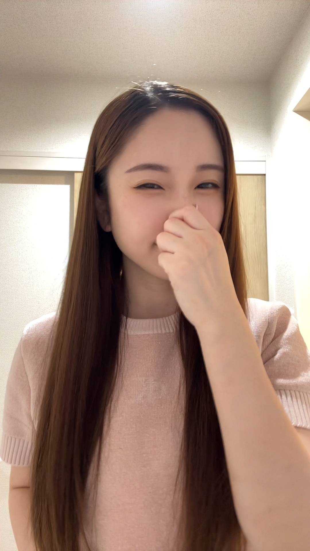 鼻をつまんでくさそうにする｜臭いケア｜口臭｜ホワイトニング｜デンタルケア