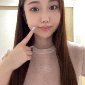 歯をアピールする女性｜ホワイトニング｜デンタルケア｜口臭ケア