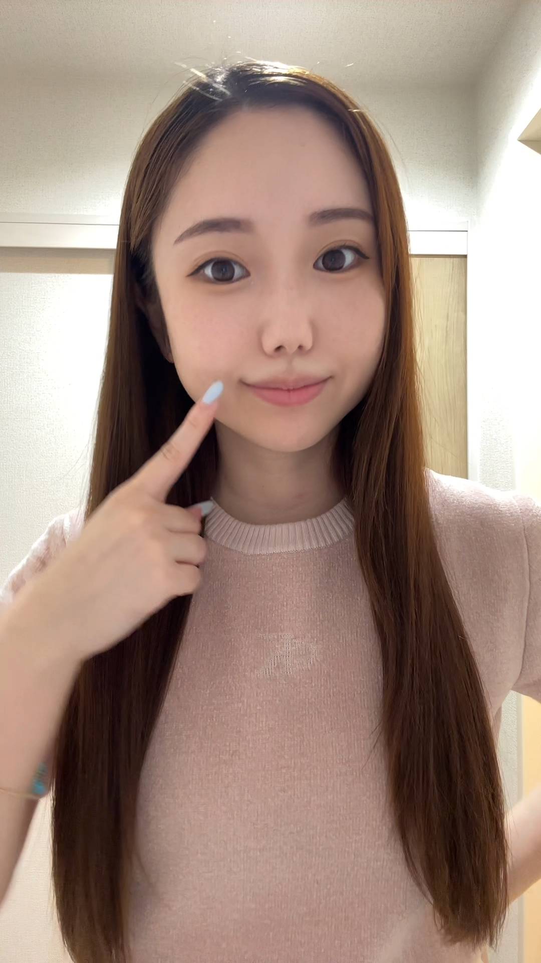 歯をアピールする女性｜ホワイトニング｜デンタルケア｜口臭ケア