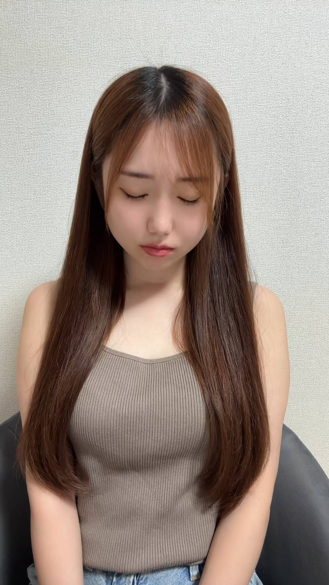 (正面)悲しむ 泣いている 女性 ポーズ 表情