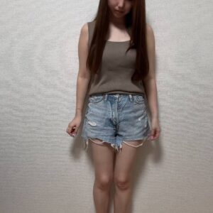 (自宅正面)体重計乗る 悲しむ 女性