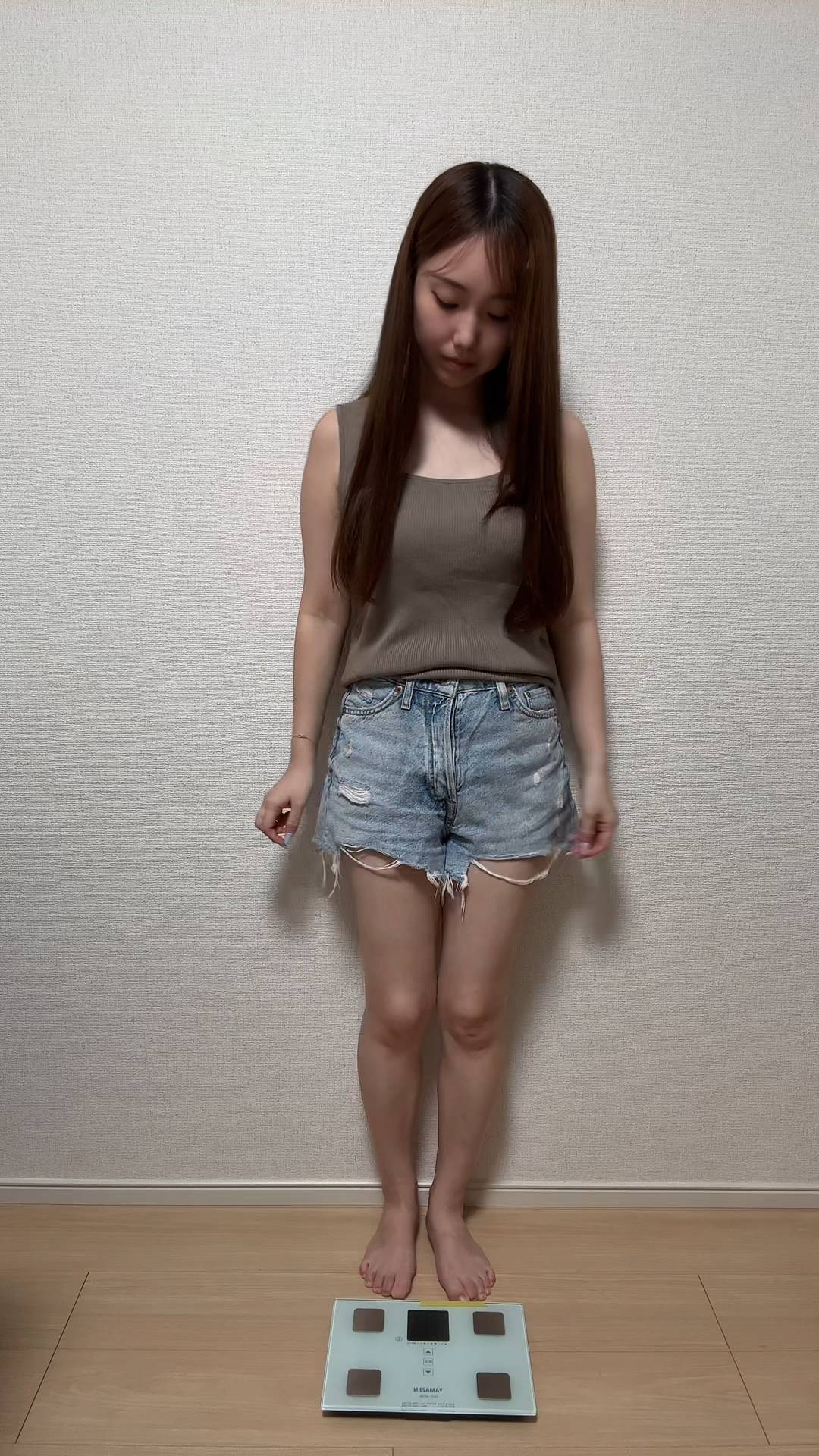 (自宅正面)体重計乗る 悲しむ 女性