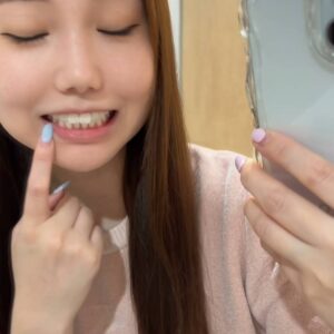 鏡で歯をチェック女性｜ホワイトニング｜デンタルケア｜口臭｜匂い