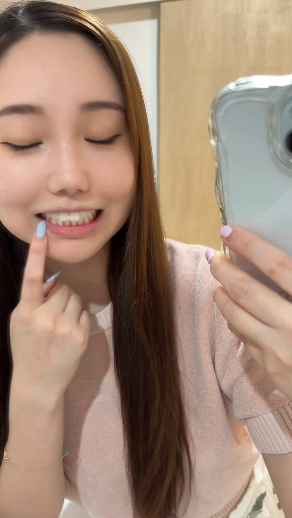 鏡で歯をチェック女性｜ホワイトニング｜デンタルケア｜口臭｜匂い