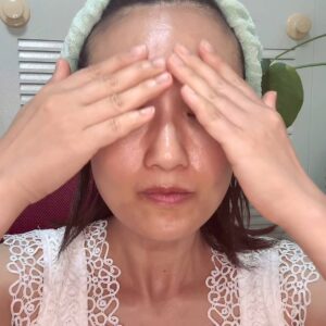 美容液を塗る女性｜スキンケア｜美容