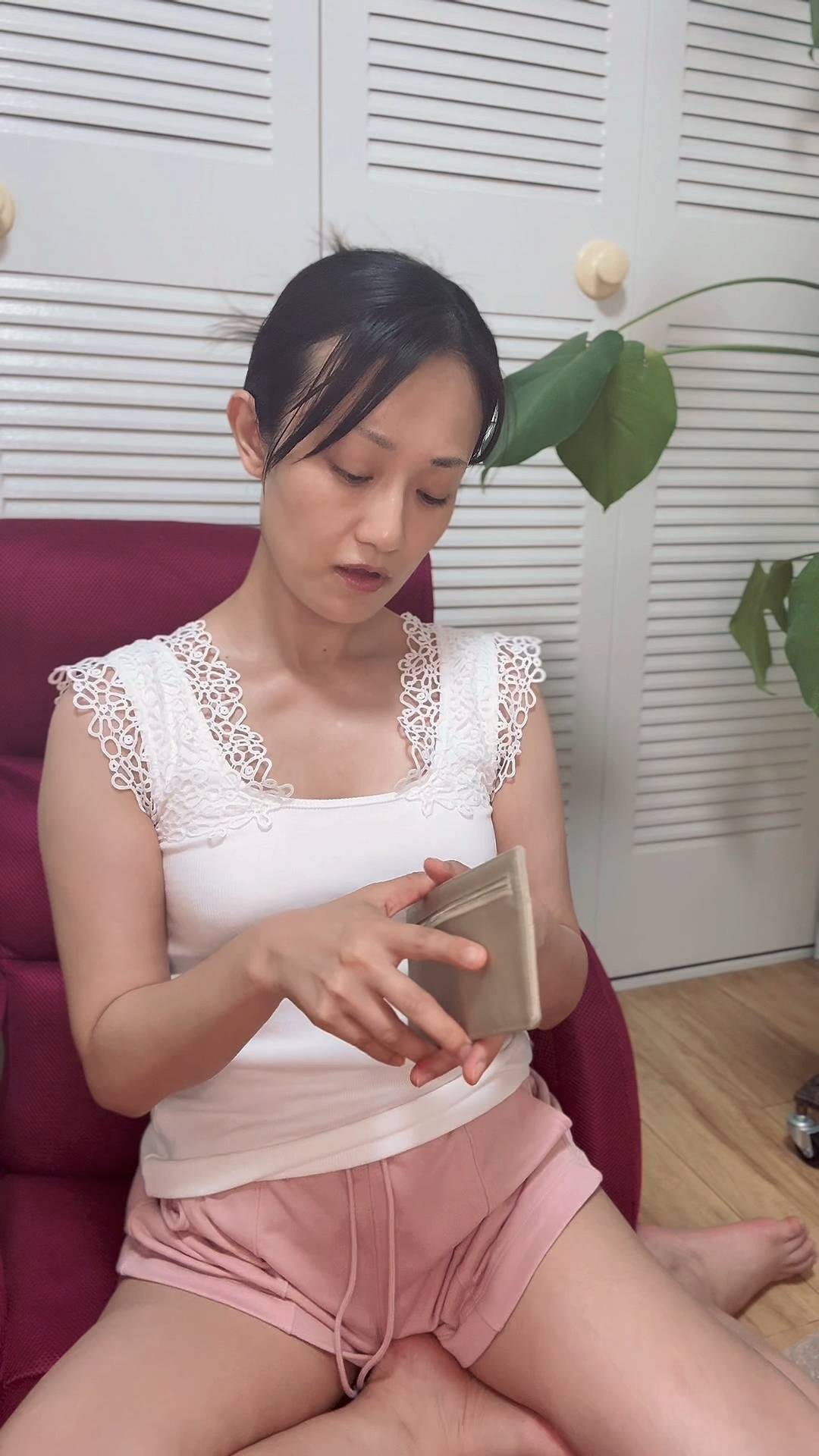 金欠で悩む女性｜ビジネス｜副業