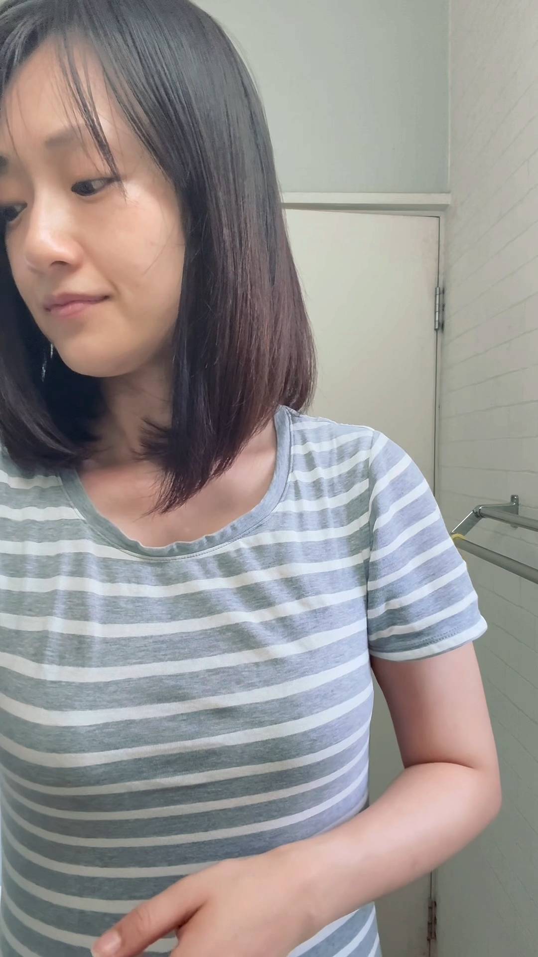 ドライヤーしている女性｜ヘアケア｜美容