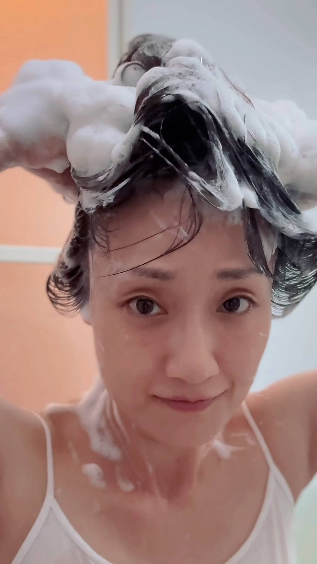 髪を洗う女性｜シャンプー｜ヘアケア｜美容