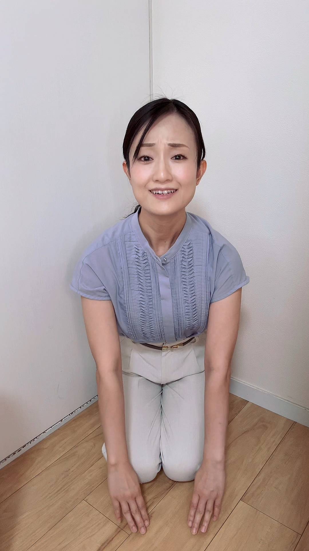 お願いする女性｜CM｜広告