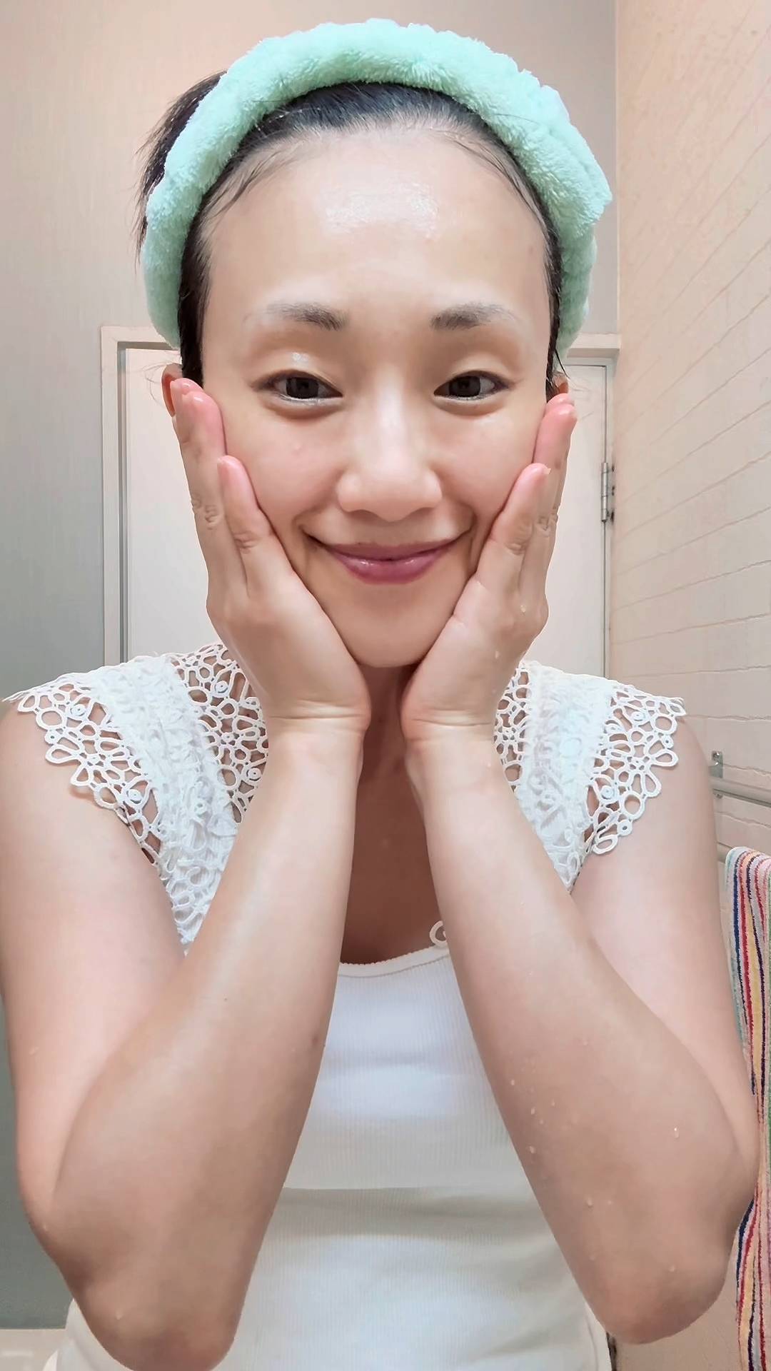 スキンケアをする女性｜美容｜スキンケア