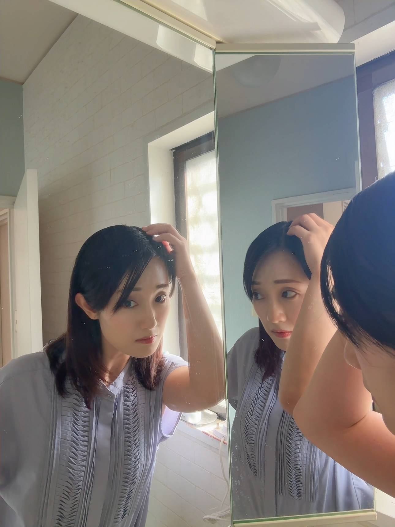 生え際を気にする女性｜ヘアケア｜薄毛