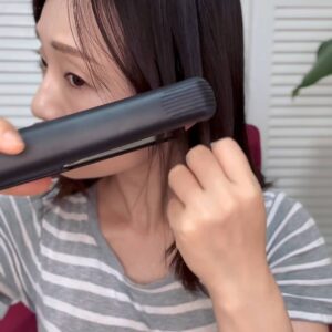 ヘアーセットをする女性｜ヘアケア｜美容
