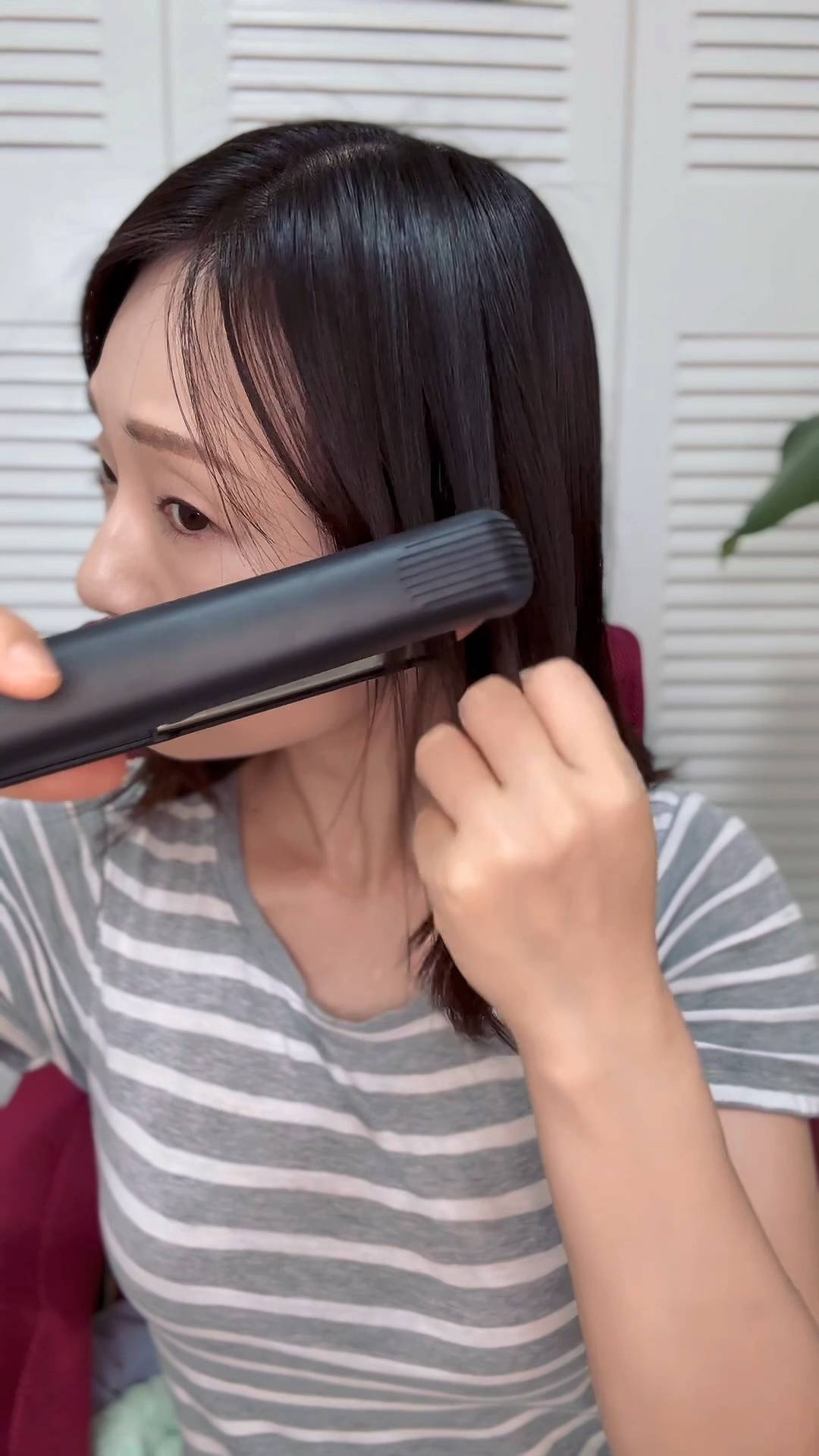 ヘアーセットをする女性｜ヘアケア｜美容