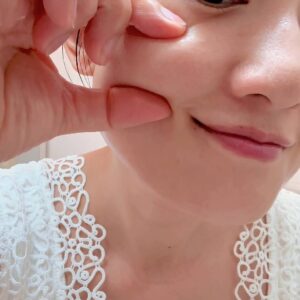 顔のしわ・しみを気にする女性｜スキンケア｜美容