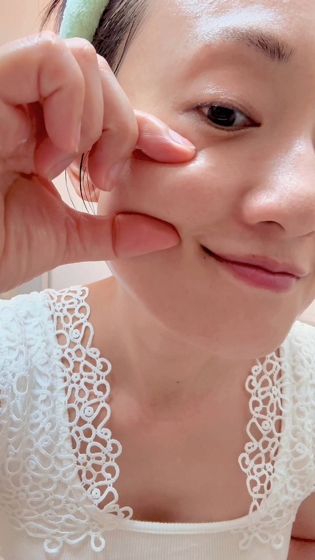 顔のしわ・しみを気にする女性｜スキンケア｜美容