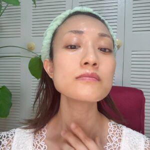 首周りを気にする女性｜スキンケア｜美容