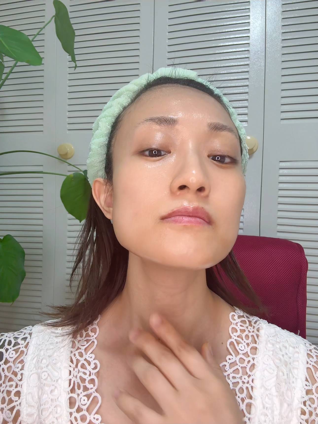 首周りを気にする女性｜スキンケア｜美容