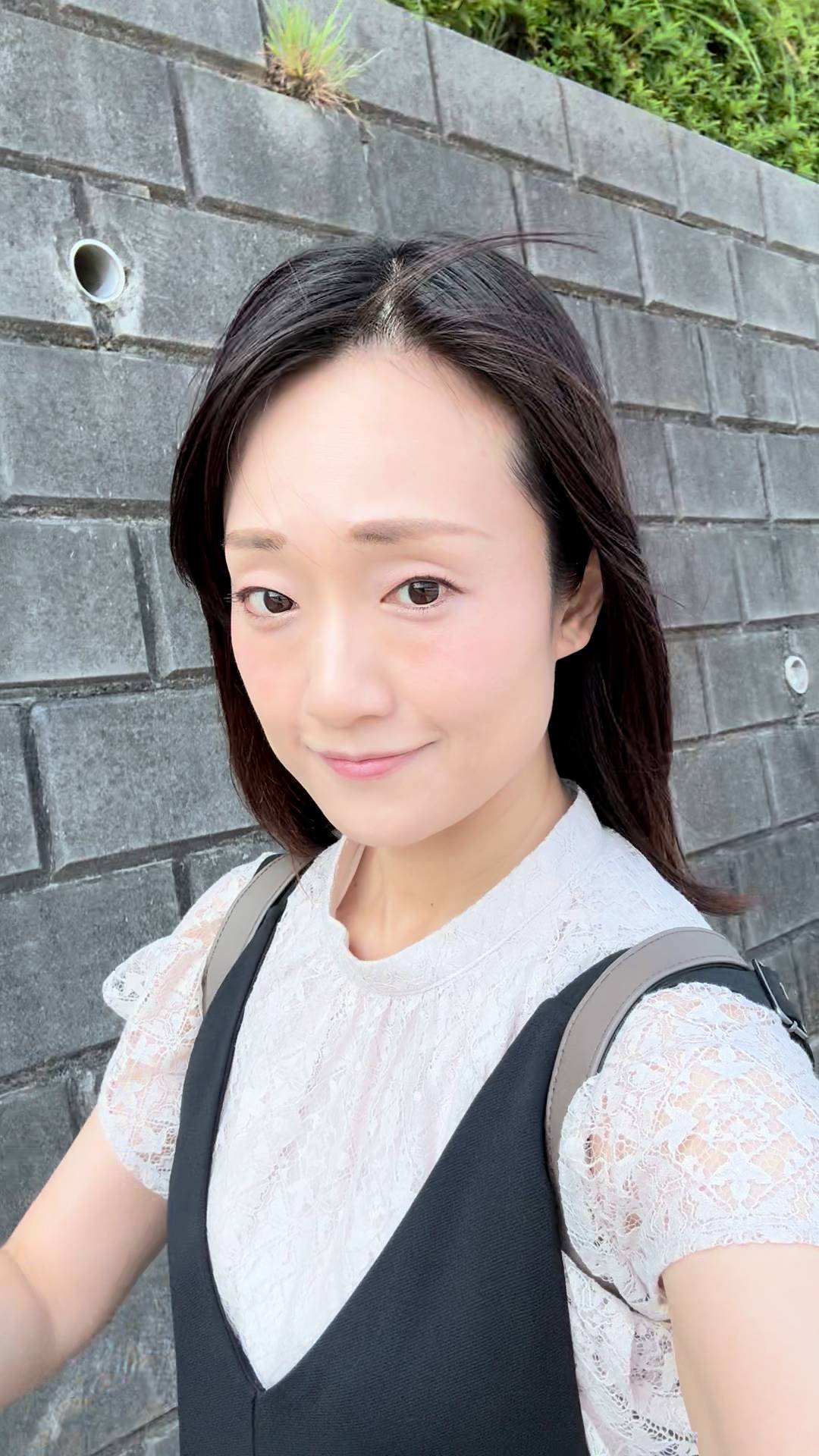 歩きながら自撮りをする女性｜Vlog