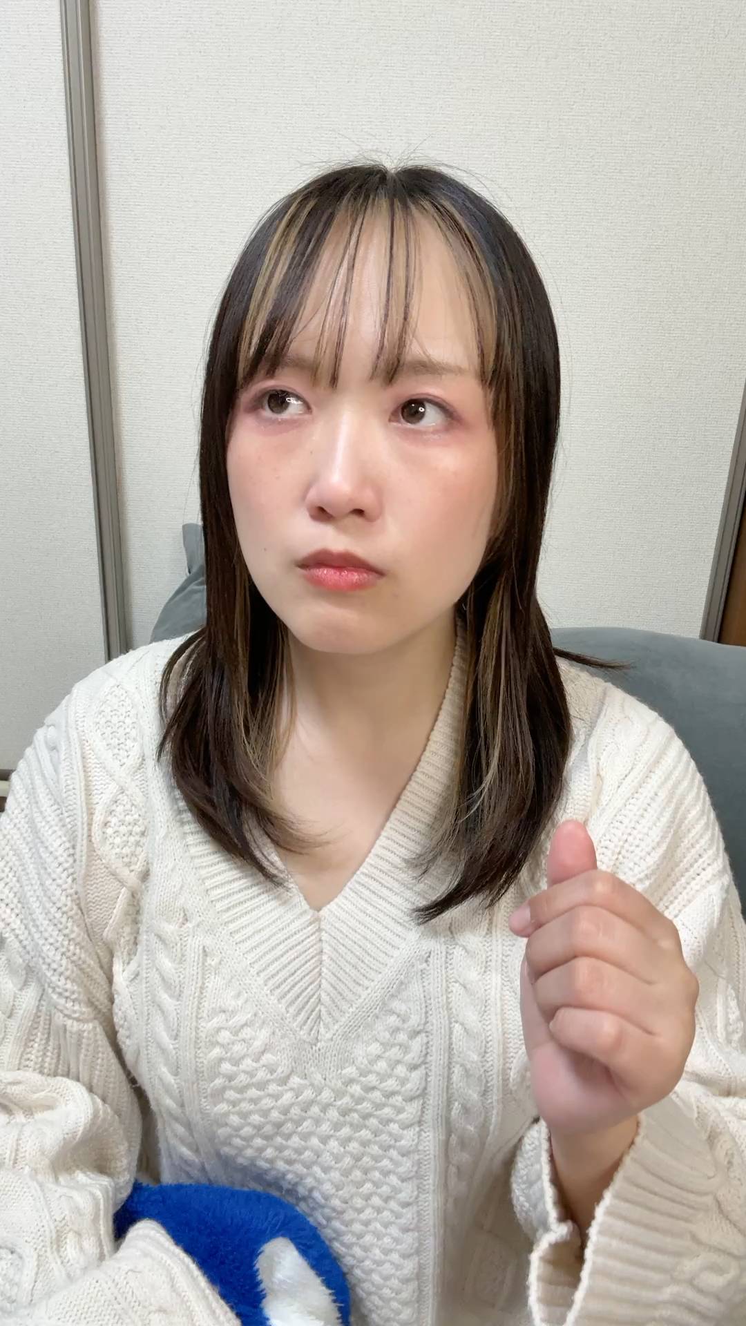 鼻を摘んで臭そうにする｜臭い｜悩み