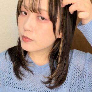 アイロンで髪を巻く｜日常｜美容