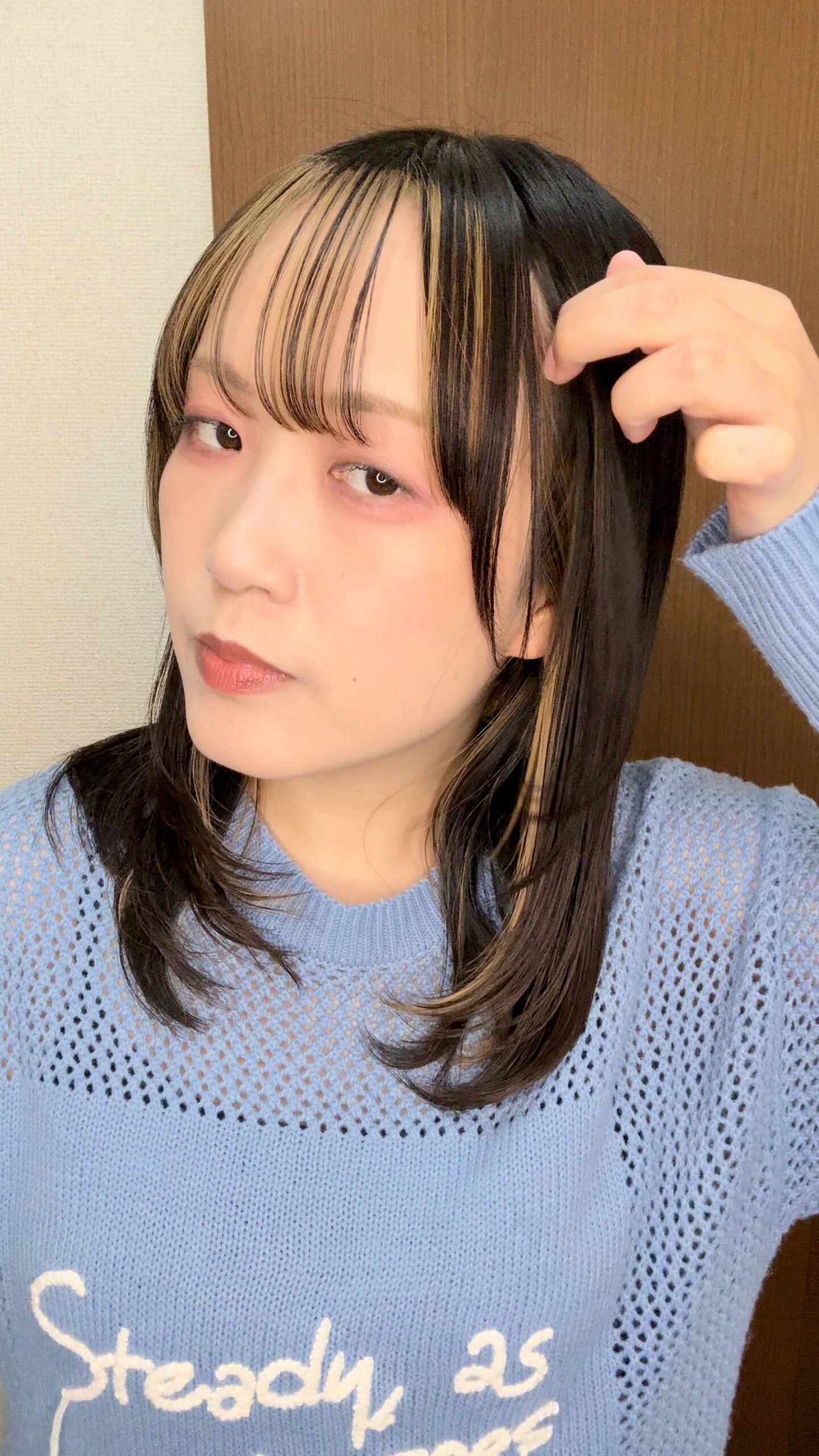 アイロンで髪を巻く｜日常｜美容