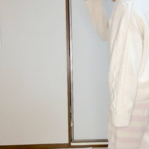 体重計に乗って一喜一憂する女性｜ダイエット