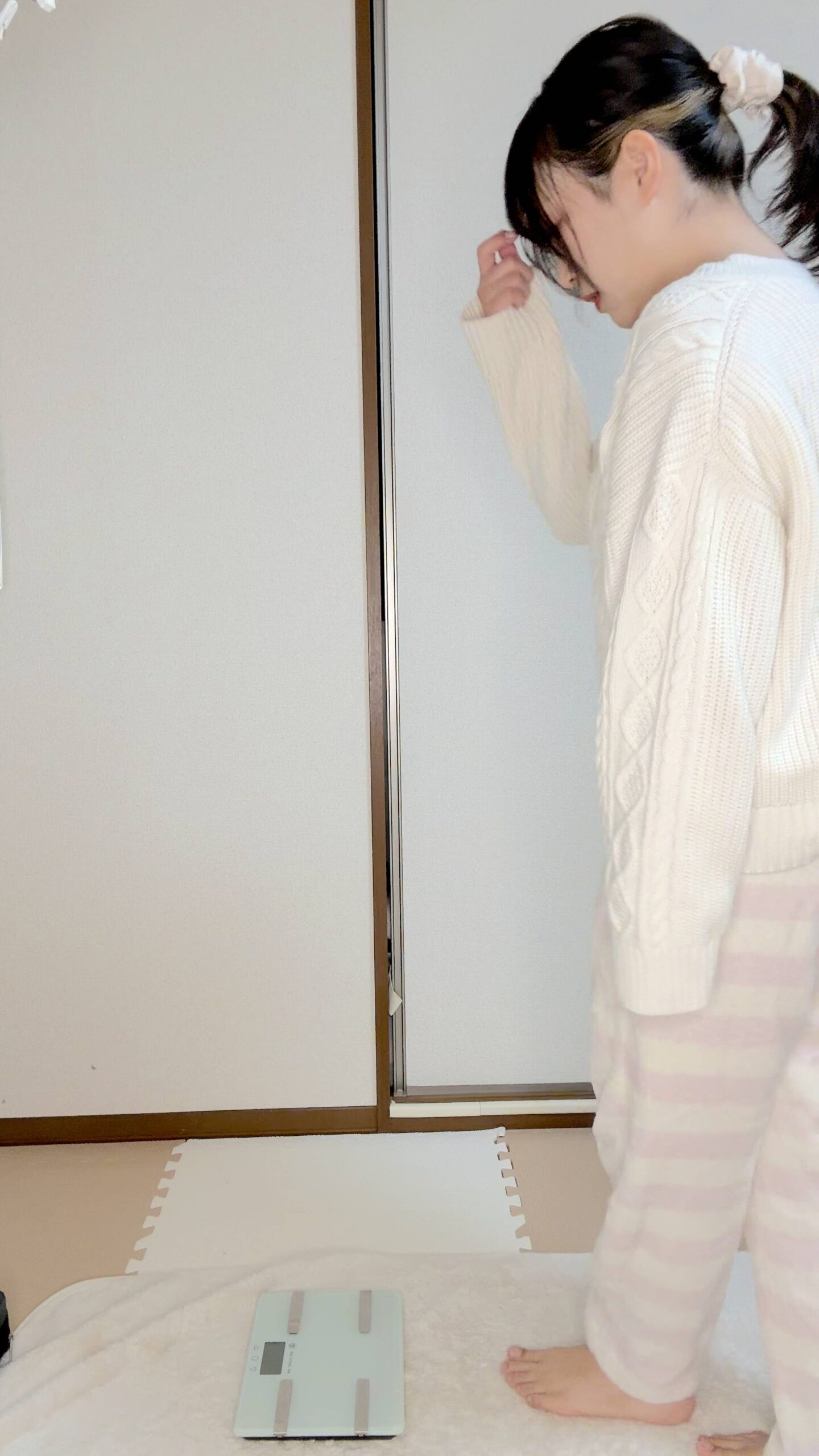 体重計に乗って一喜一憂する女性｜ダイエット