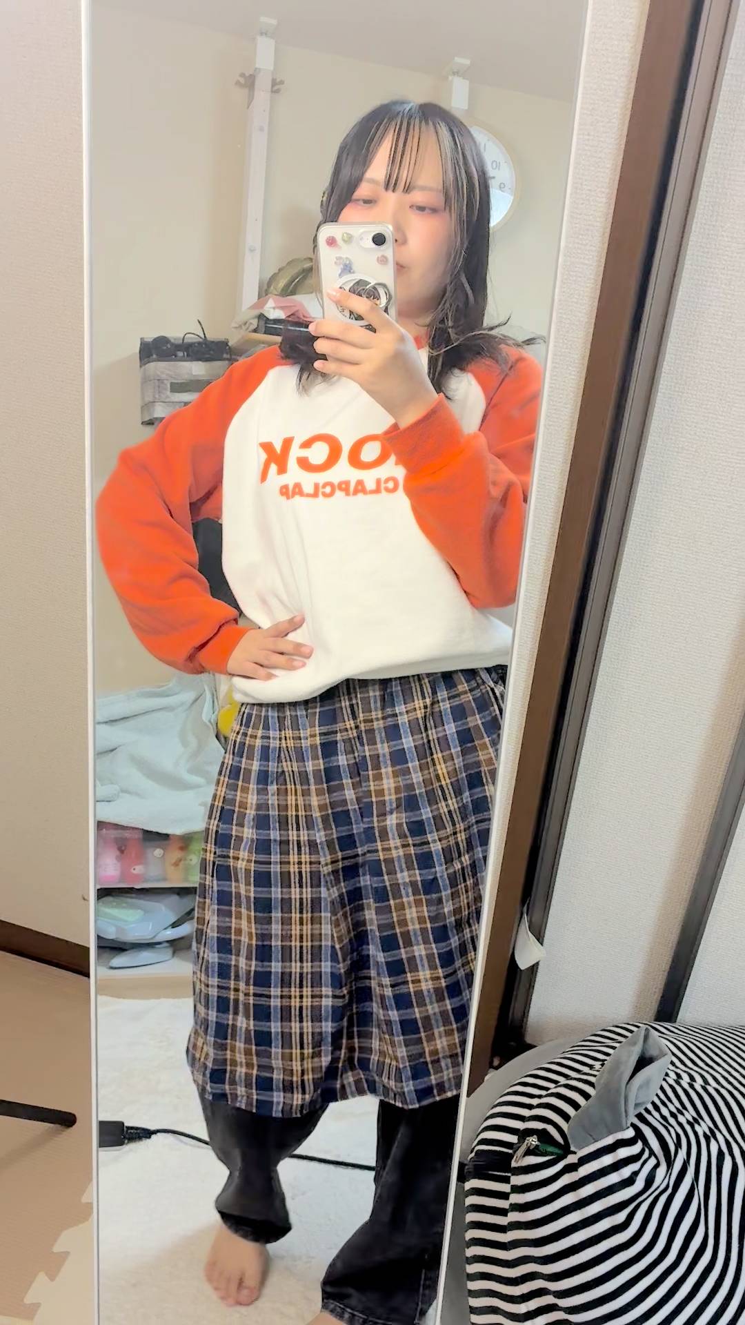 自宅でファッションを確認する女性｜日常