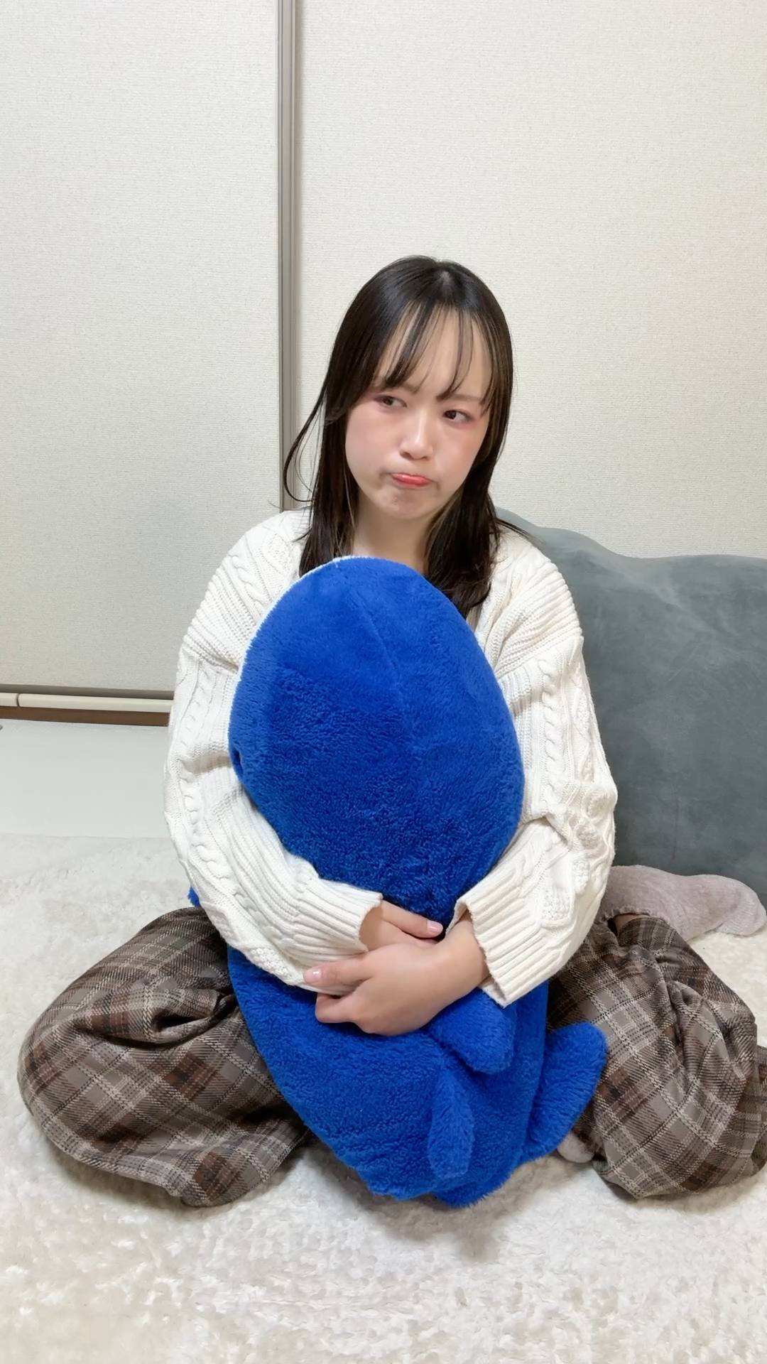 クッションを投げて怒る女性｜ストレス