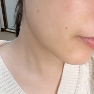 美容液を塗る女性｜スキンケア｜美容