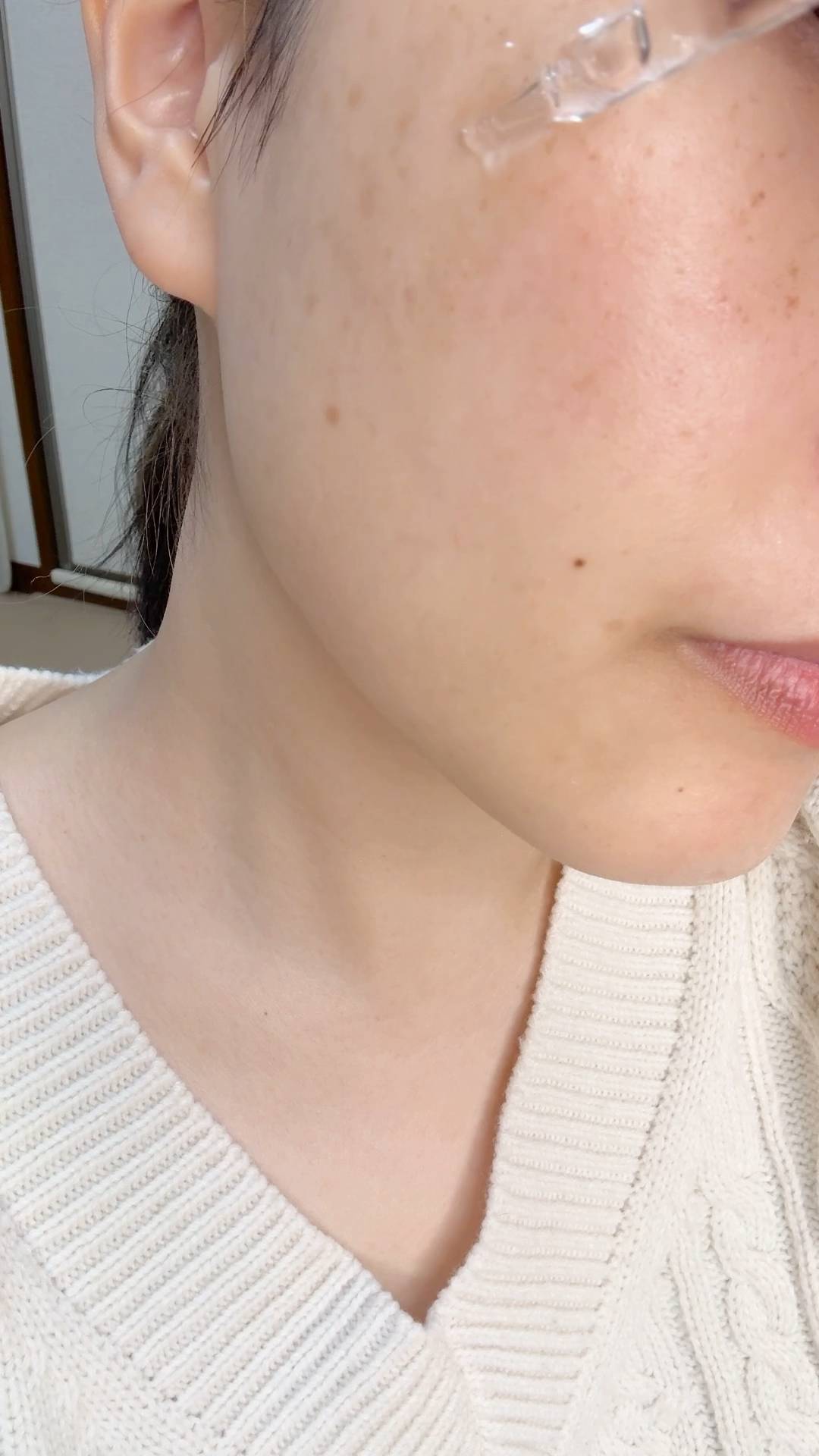 美容液を塗る女性｜スキンケア｜美容