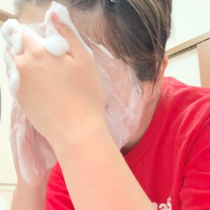 洗面台で洗顔をする女性｜スキンケア｜美容