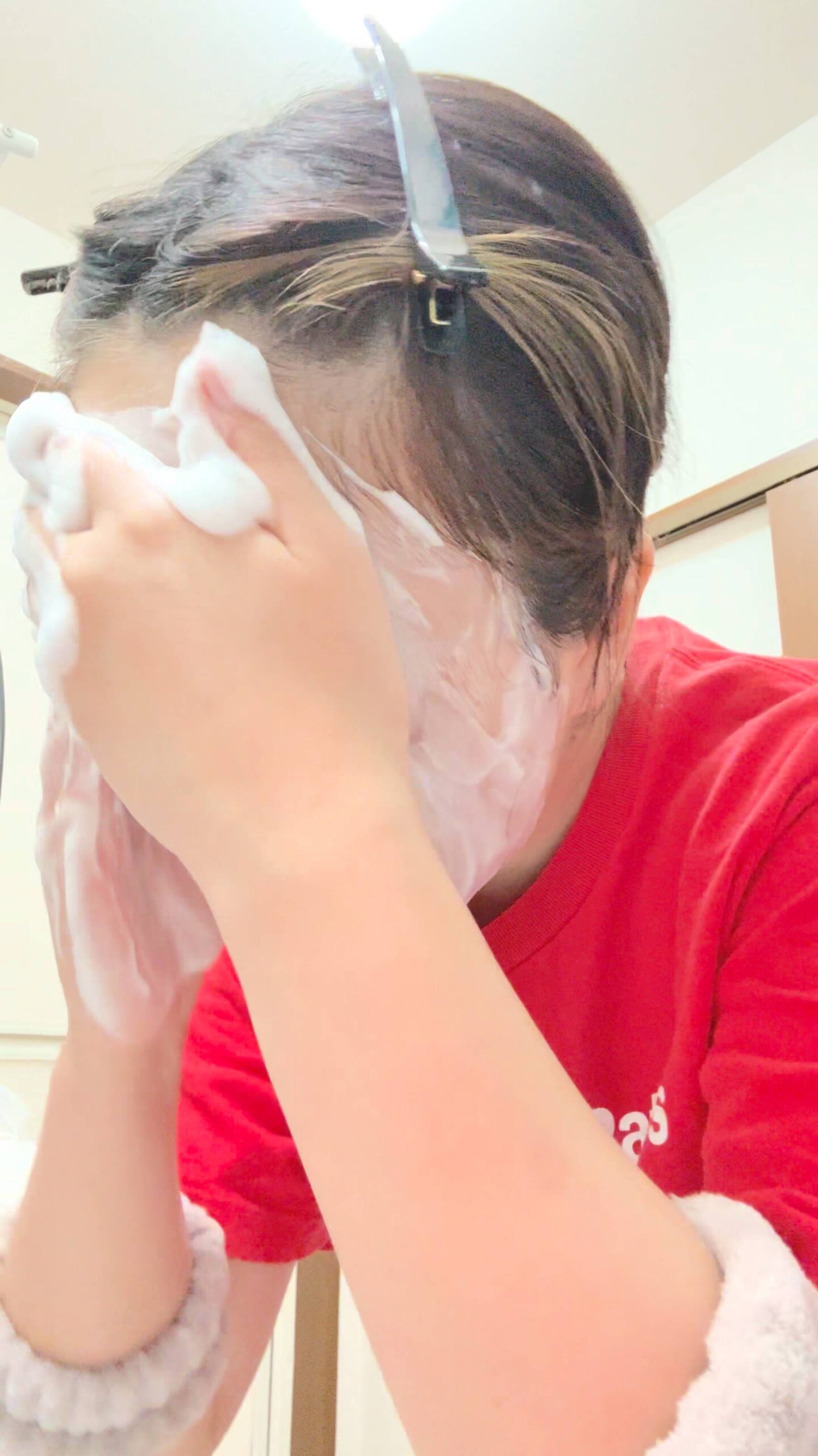 洗面台で洗顔をする女性｜スキンケア｜美容