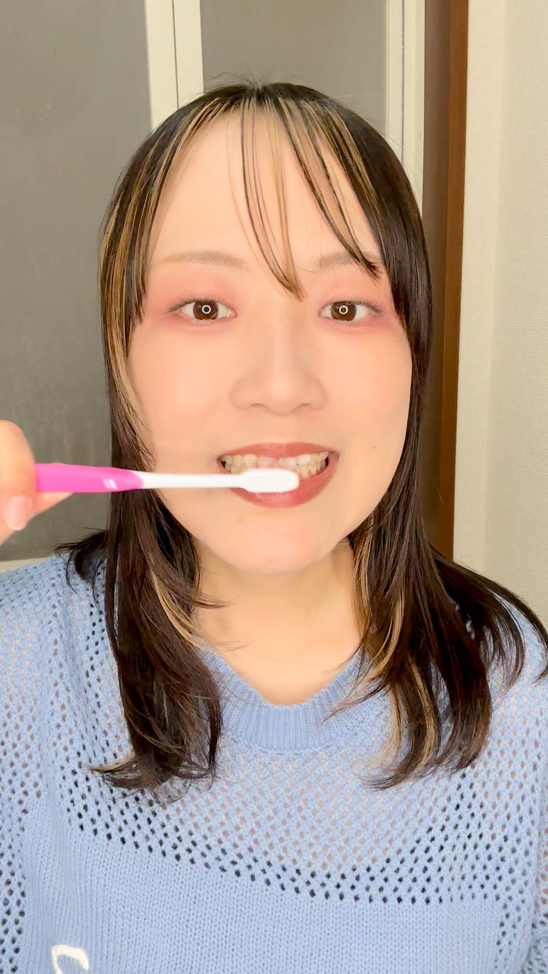 歯を磨く女性｜デンタルケア｜ホワイトニング